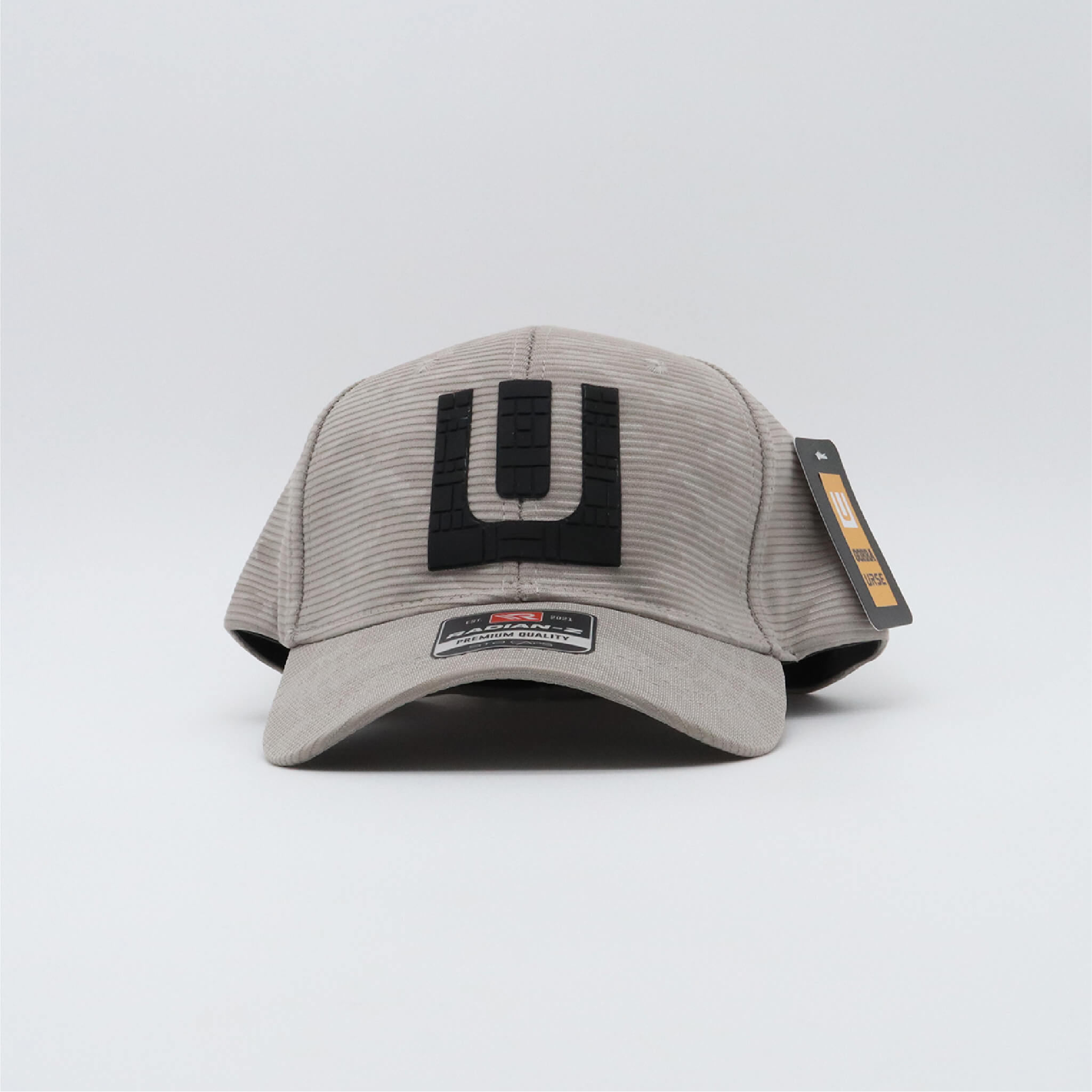 Gorra gris claro cerrada (Logo negro).