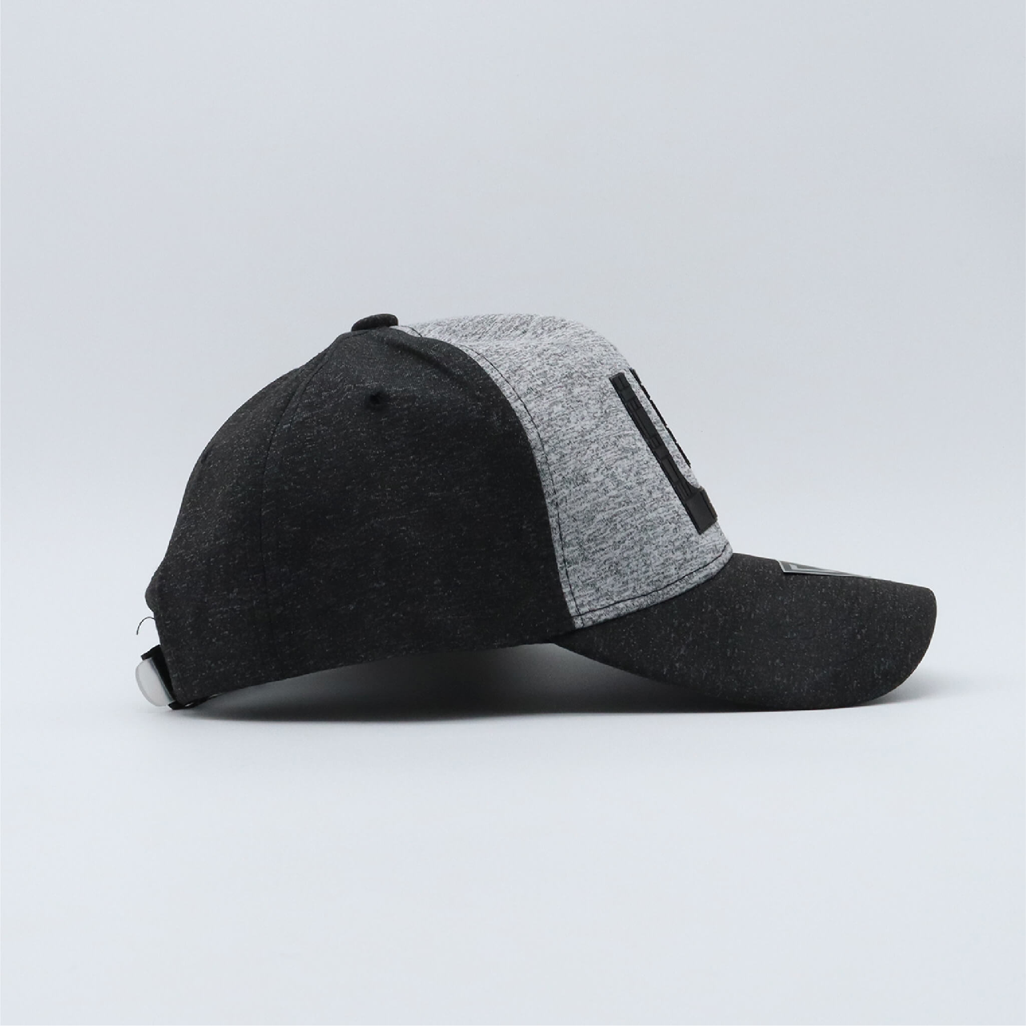 Gorra gris ajustable (Logo negro) 07