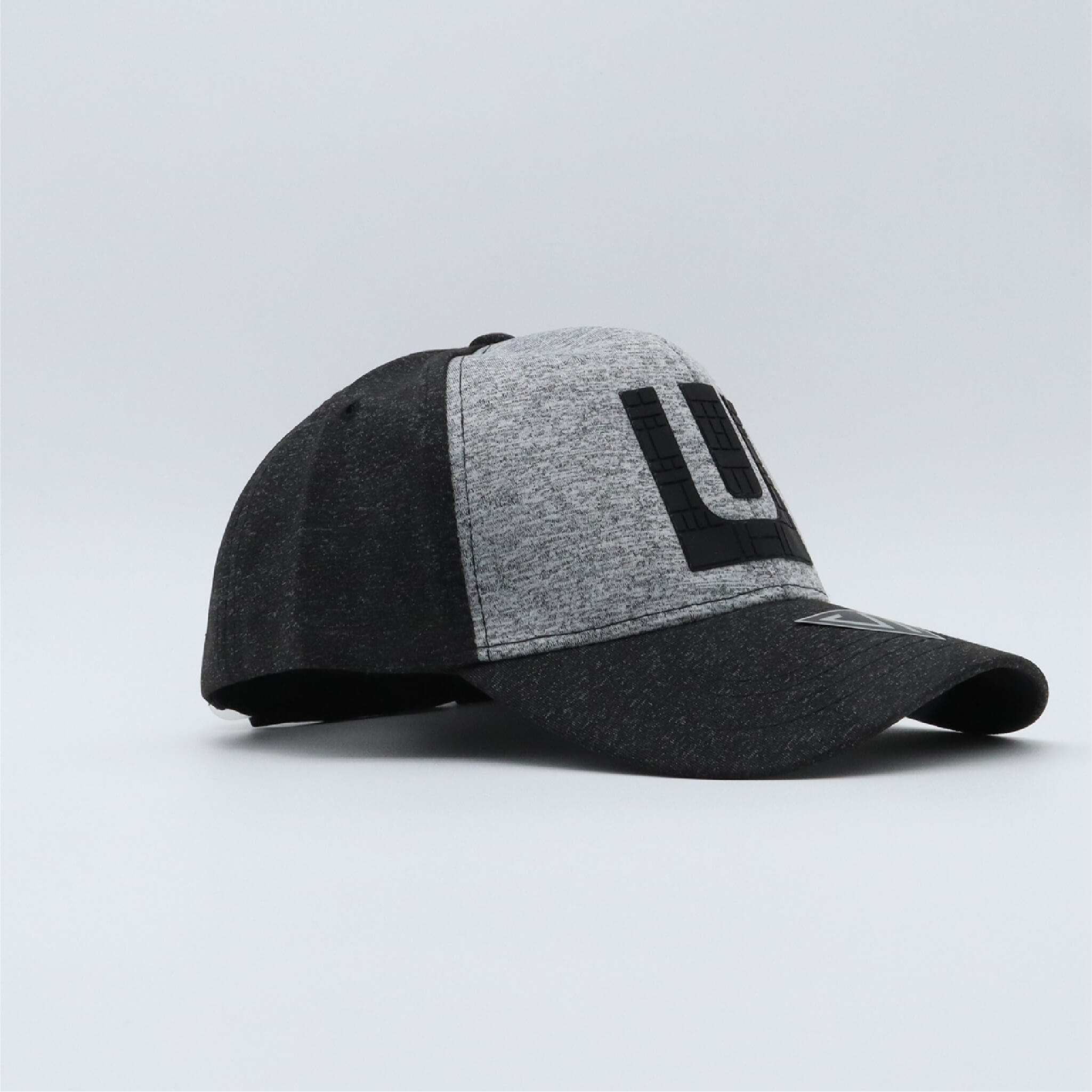 Gorra gris ajustable (Logo negro) 08