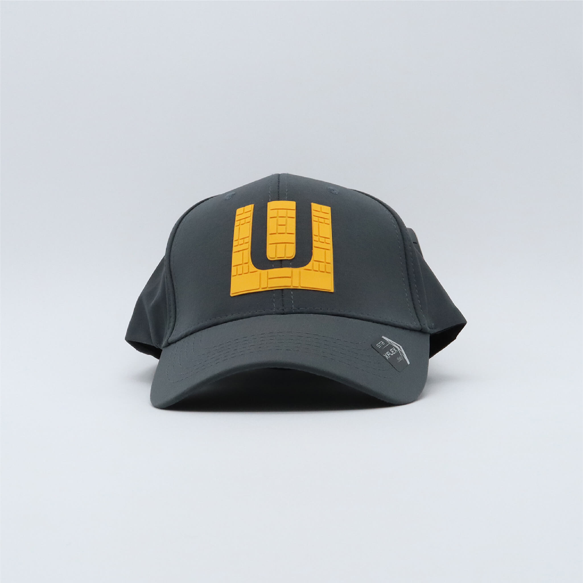 Gorra gris cerrada (Logo amarillo).