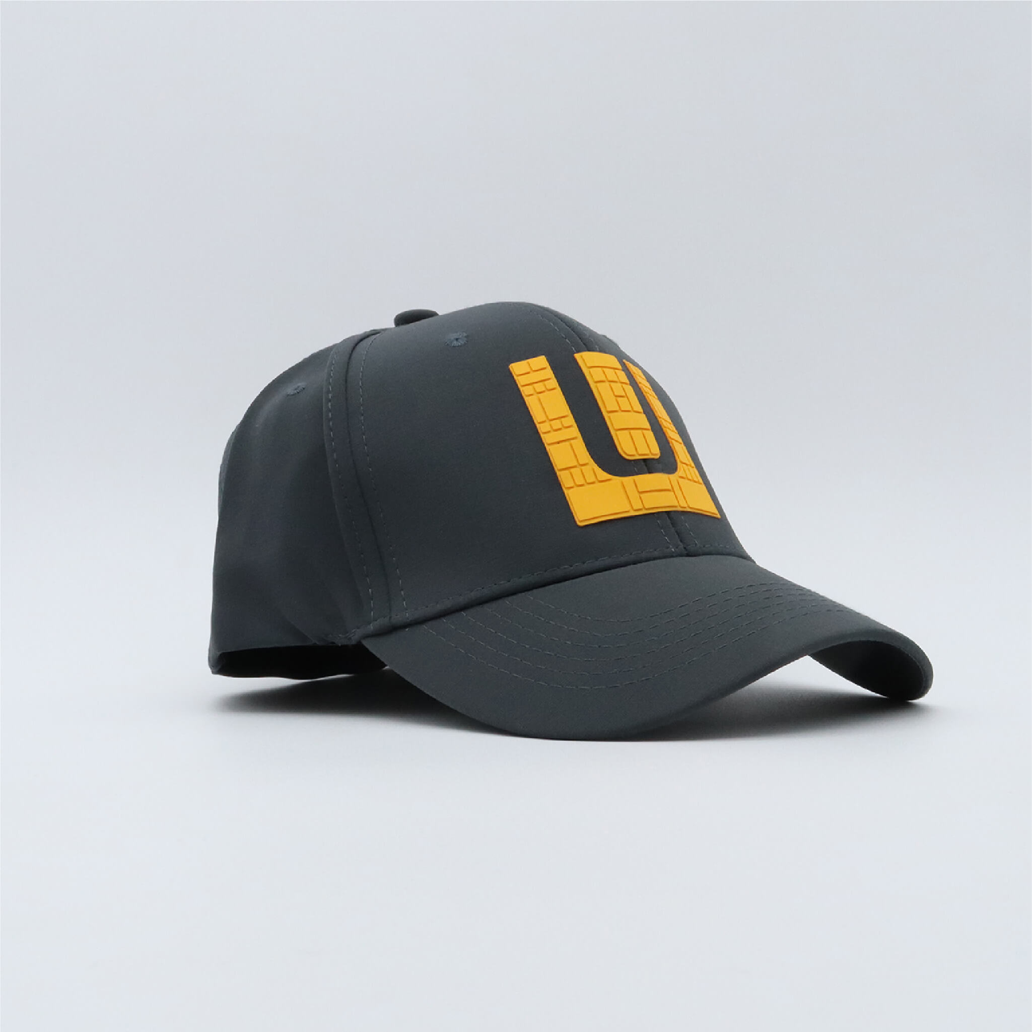 Gorra gris cerrada (Logo amarillo) 08